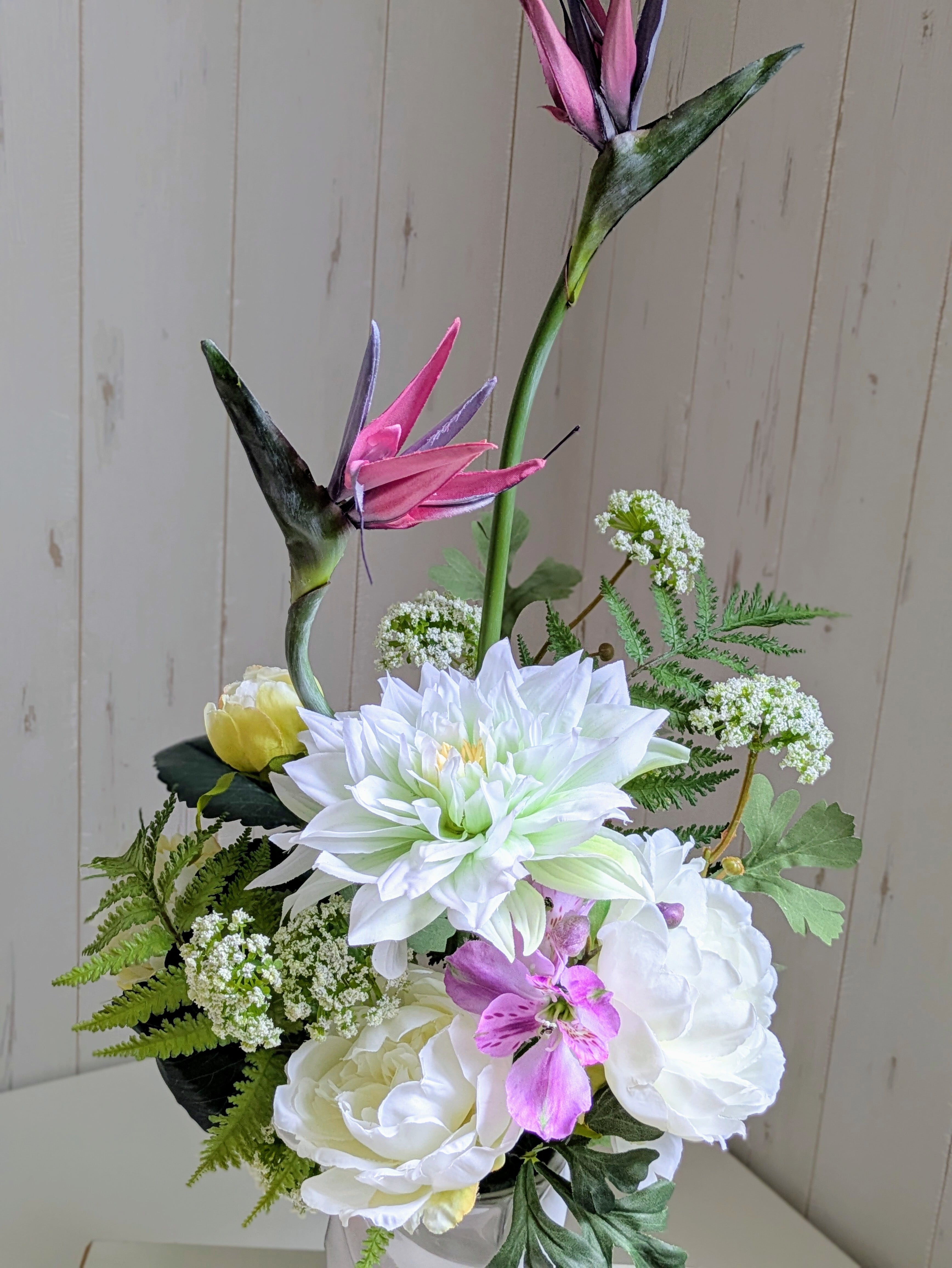 ホワイトグリーンダリア、ストレチアアレンジメント | Flower Art Shop