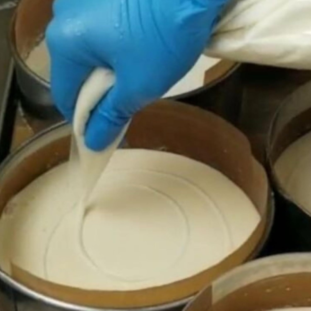 フランス産ブリーチーズ使用|濃厚ベイクドチーズケーキ【冷凍スイーツ】300g|贅沢な味わい・ギフトにも Made with French Brie Cheese|Rich Baked Cheesecake【Frozen Dessert】|Luxurious Flavor, Great for Gifting