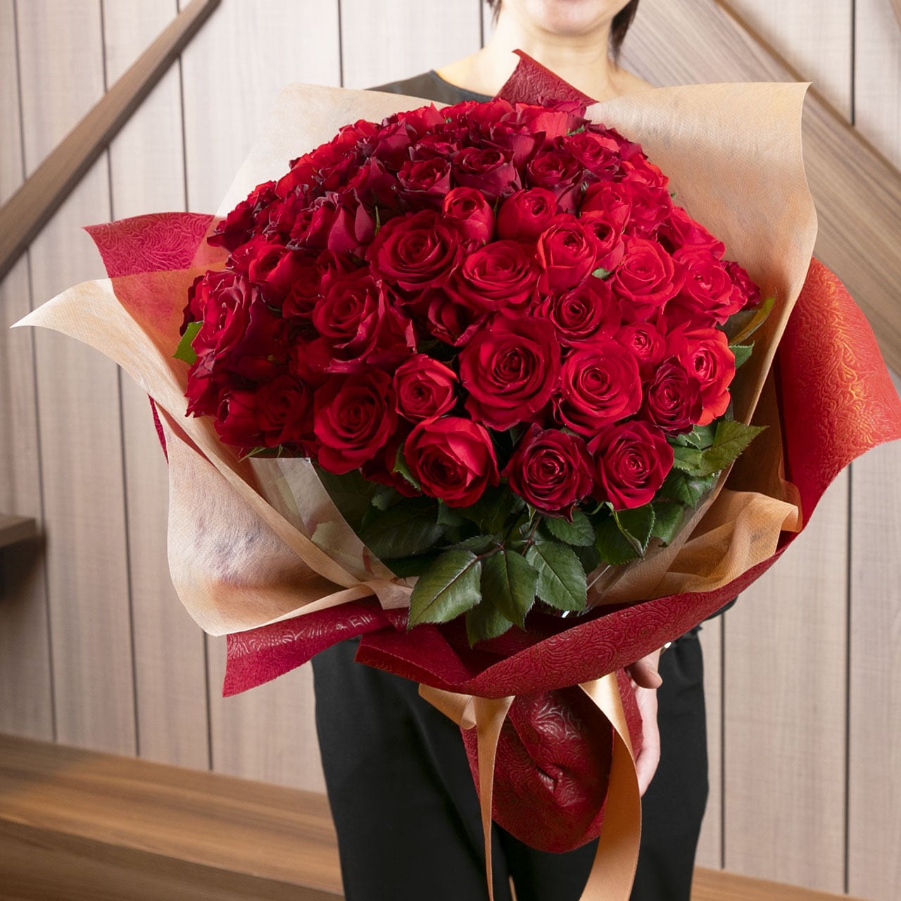 プロポーズに贈る100本のバラの花束 Standardサイズ | 花の宅配便