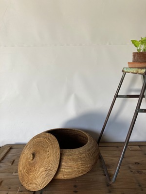 アタの蓋つきバスケット　大