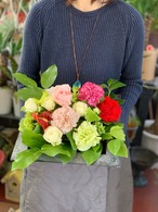 母の日　エレガントなお母さんに感謝を込めて　こだわりの 「カーネーションのフレームフラワーアレンジメント・トキメキ」