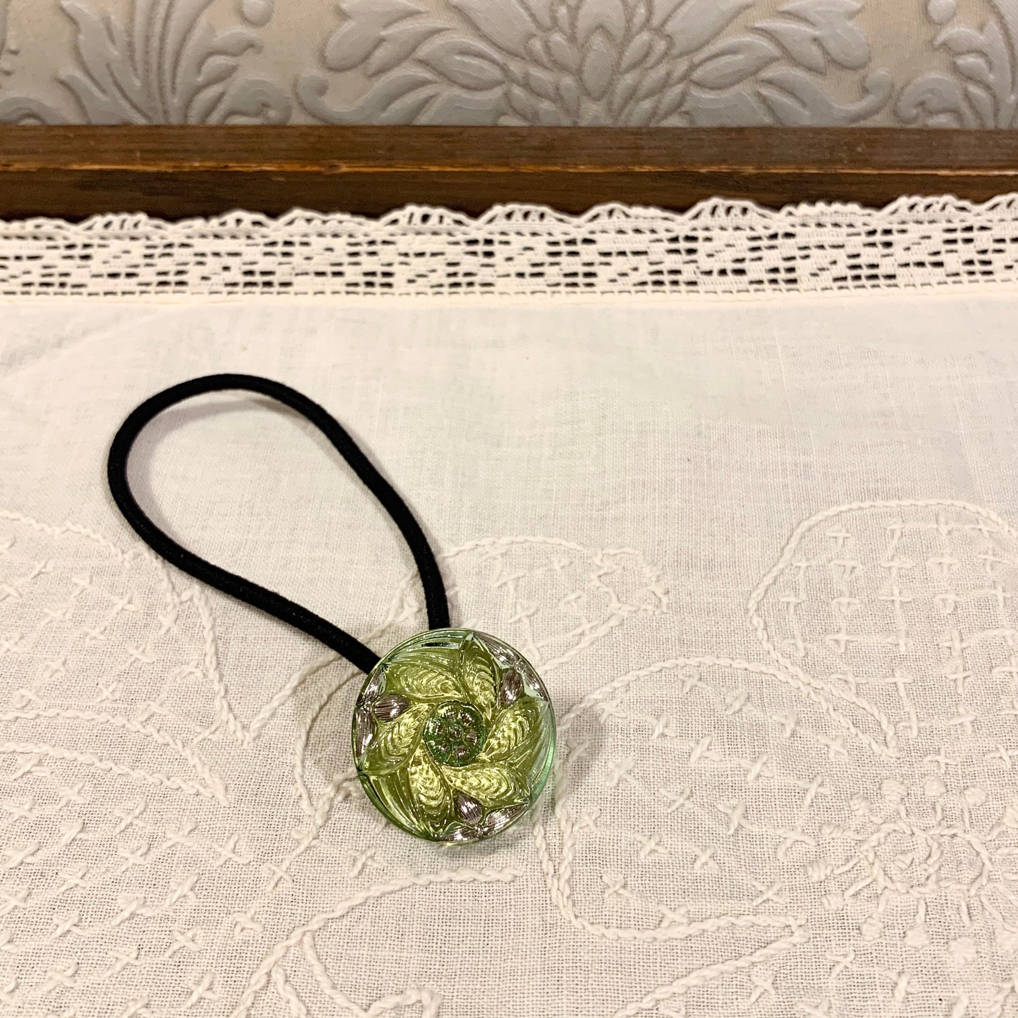 チェコ ガラスボタンのヘアゴム・花 (グリーン) | kolbenova