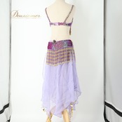 ベリーダンス オリエンタル衣装 上下セット パープル系 トップス スカート ベルト 紫 フリンジ スパンコール ビーズ 花 キラキラ 豪華 装飾 煌びやか ダンス衣装 華やか 透け感 ステージ かわいい セット 金 ゴールド系