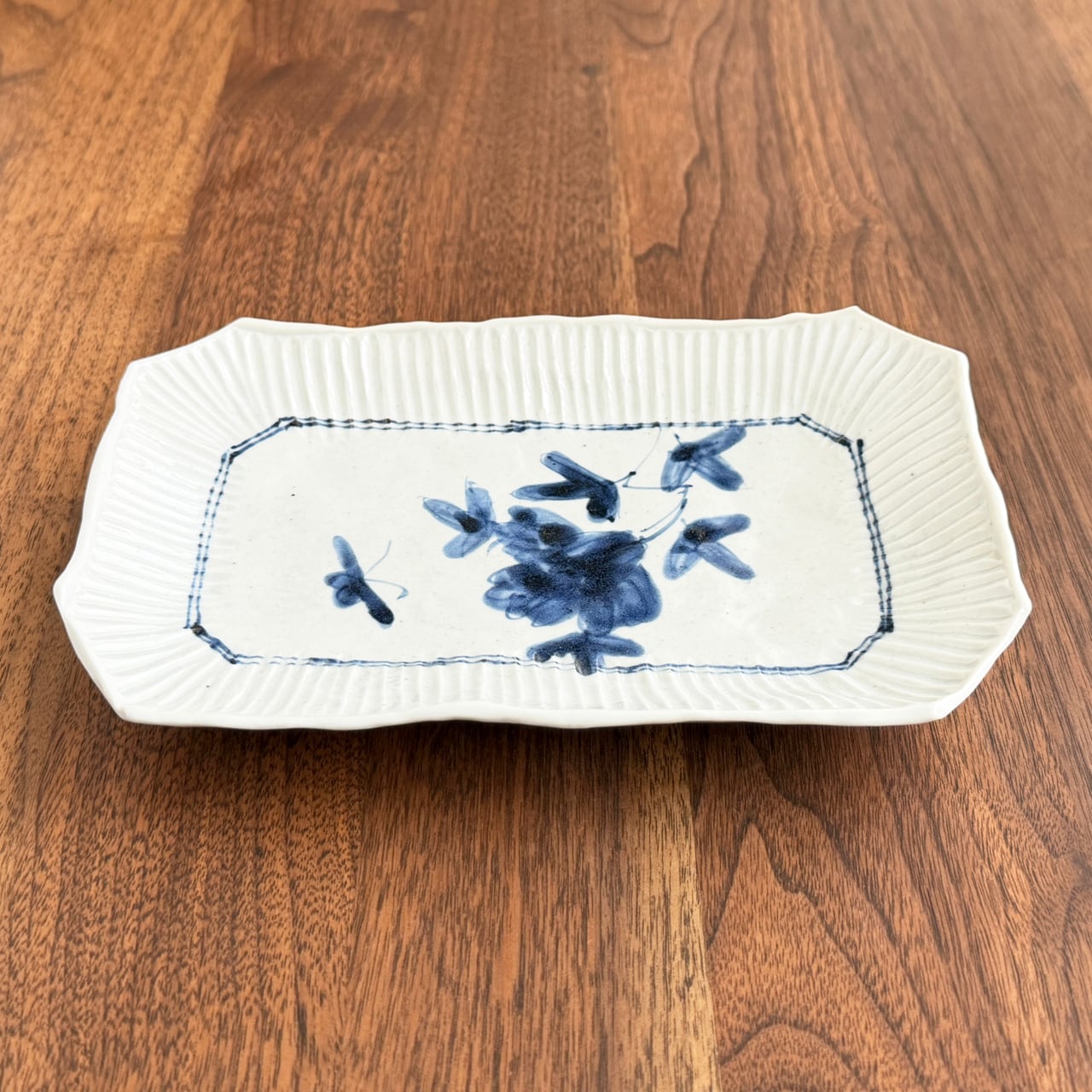 松尾貞一郎 ｜ しのぎ隅切り長角プレート19cm(染付花蝶紋） 貞土窯
