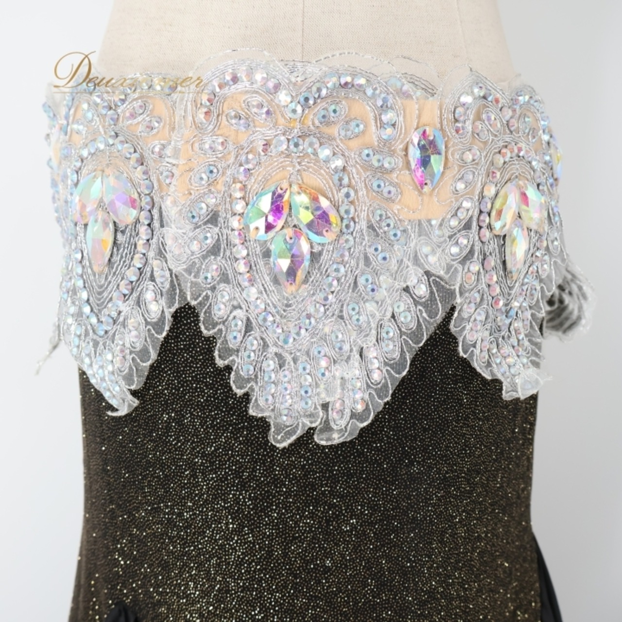 ベリーダンス オリエンタル 衣装 上下セット ブラック系 トップス スカート ベルト ベール アーム アーム飾り 腕飾り ラインストーン 黒 赤 スリット ラメ キラキラ 豪華 装飾 華やか かっこいい ダンス衣装 ステージ イベント シルバー系 レッド系