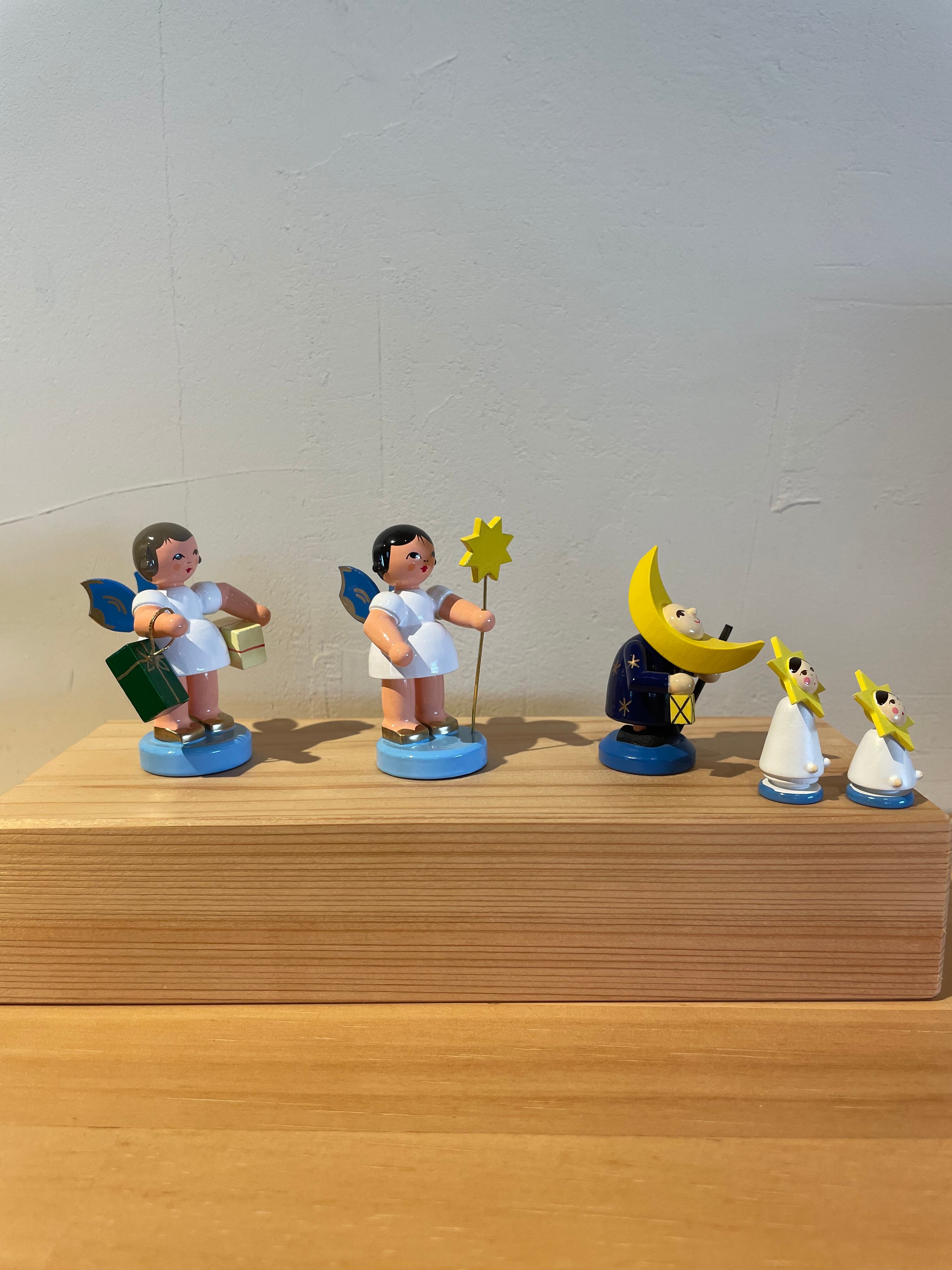 プレゼントを持つ青い翼の天使 | リンドヴルム