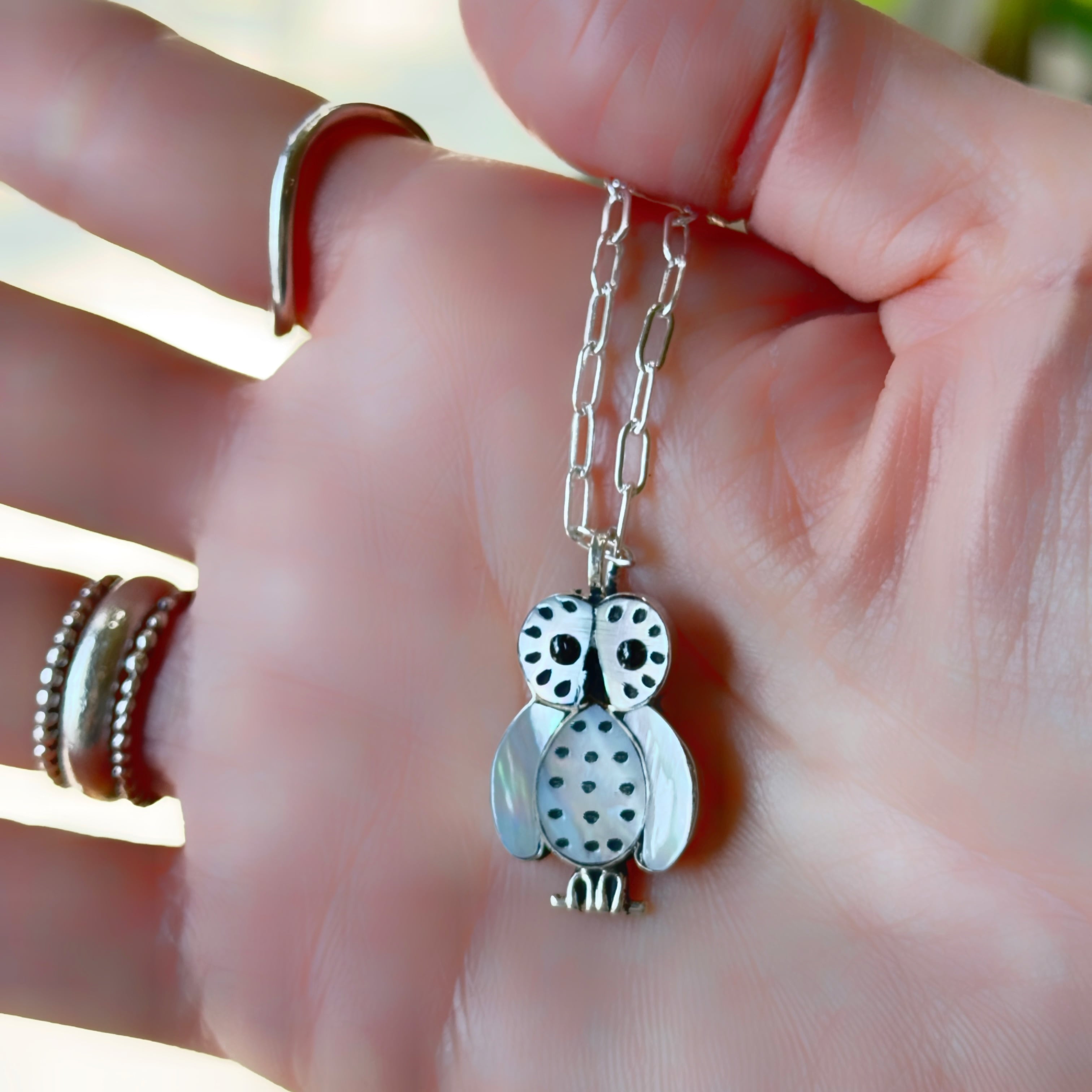 Indian Jewelry 》ZUNI フクロウ ホワイト シェル ペンダント