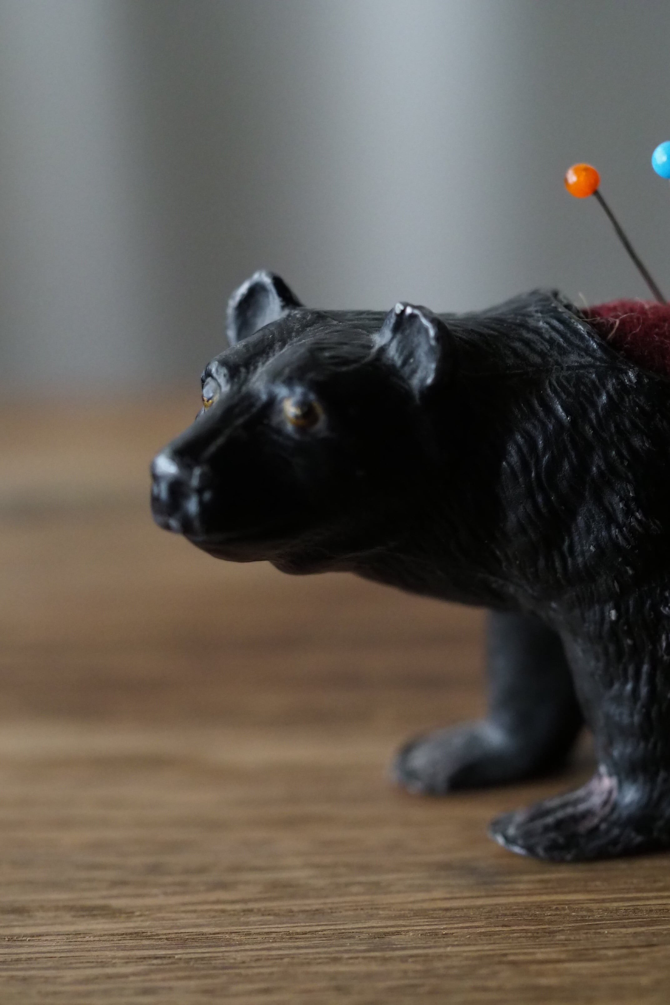 のしのし歩くクマのピンクッション-antique pewter bear pin cushion