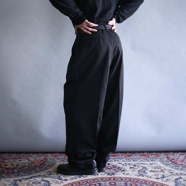 2-tuck tapered silhouette black wide slacks