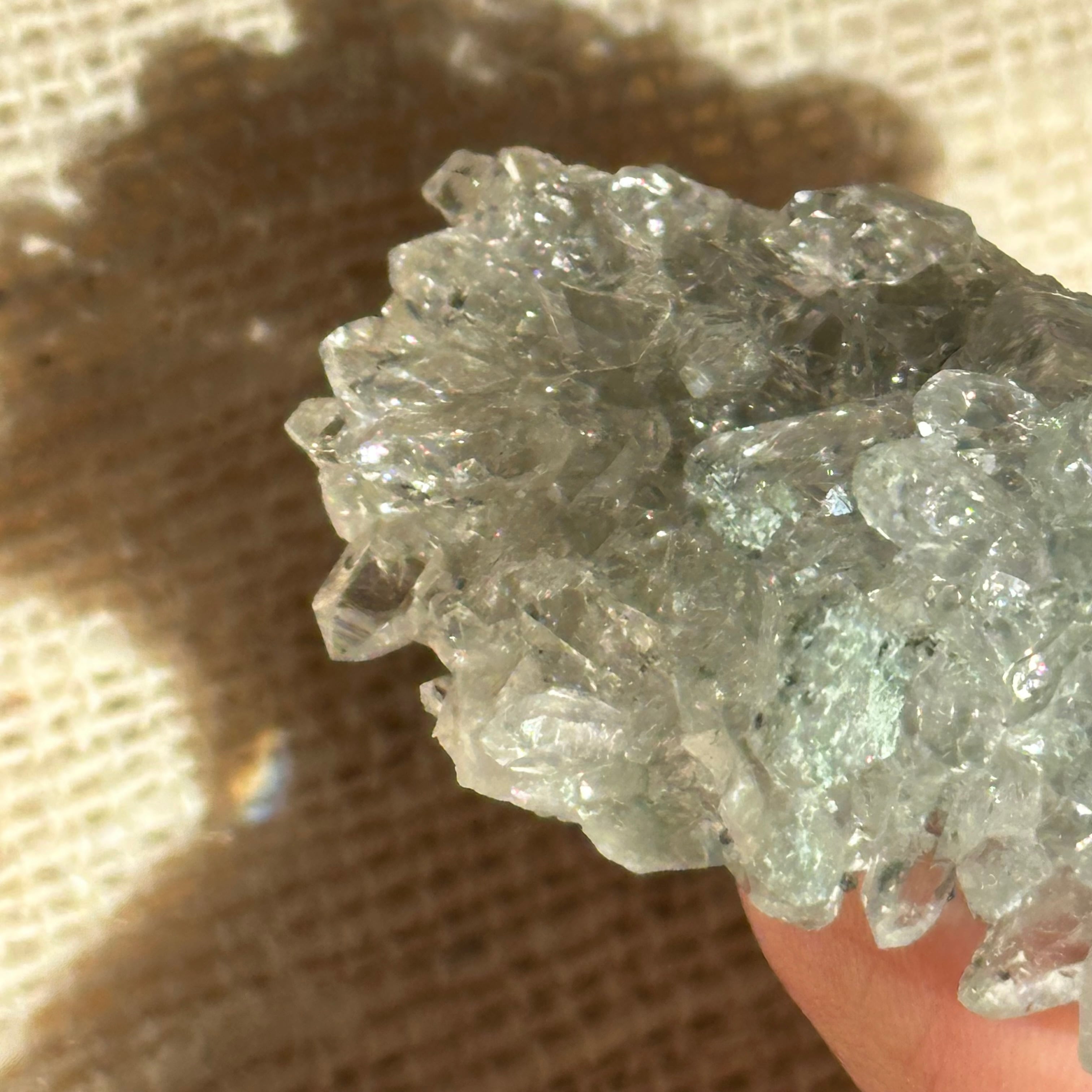 【匿名発送】マニハール産 クローライト付き水晶 手のひらサイズ【ヒマラヤ水晶｜マニハール産】クローライト付き 水晶