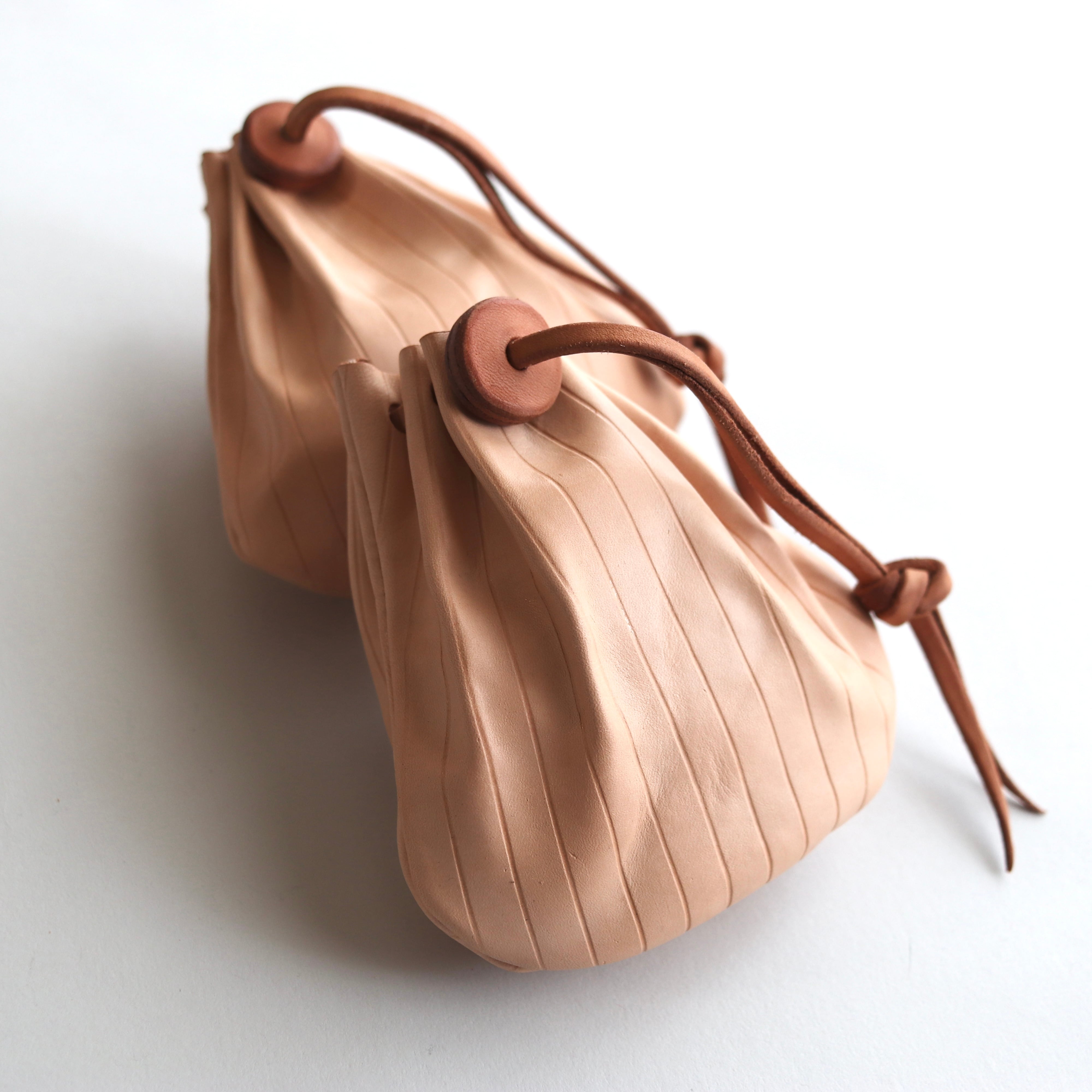 根付／netsuke／老人／翁／旅人／革袋／巾着付き ヌメ革の巾着袋 | 草木染レザー Sou-no-Iro
