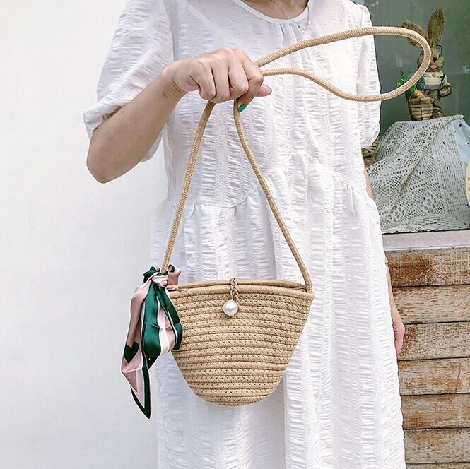 ショルダーバッグ レディース 鞄 カバン かばん 送料無料 2色 かごバッグ ハンドメイド スカーフ 斜めがけ 斜め掛け 肩がけ 肩掛け コンパクト 軽量 軽い かわいい 大人可愛い きれいめ カジュアル 上品 清楚 フェミニン おしゃれ お洒落 ラブリー キュート ガーリー ロマンチック 抜け感 学生 通学 デート お出かけ リゾート 旅行 散歩 街歩き 小さい ベージュ ホワイト 白 夏 10代 20代 30代 韓国 韓国系 普段使い ファッション コーデ モテ トレンド 流行 インスタ映え