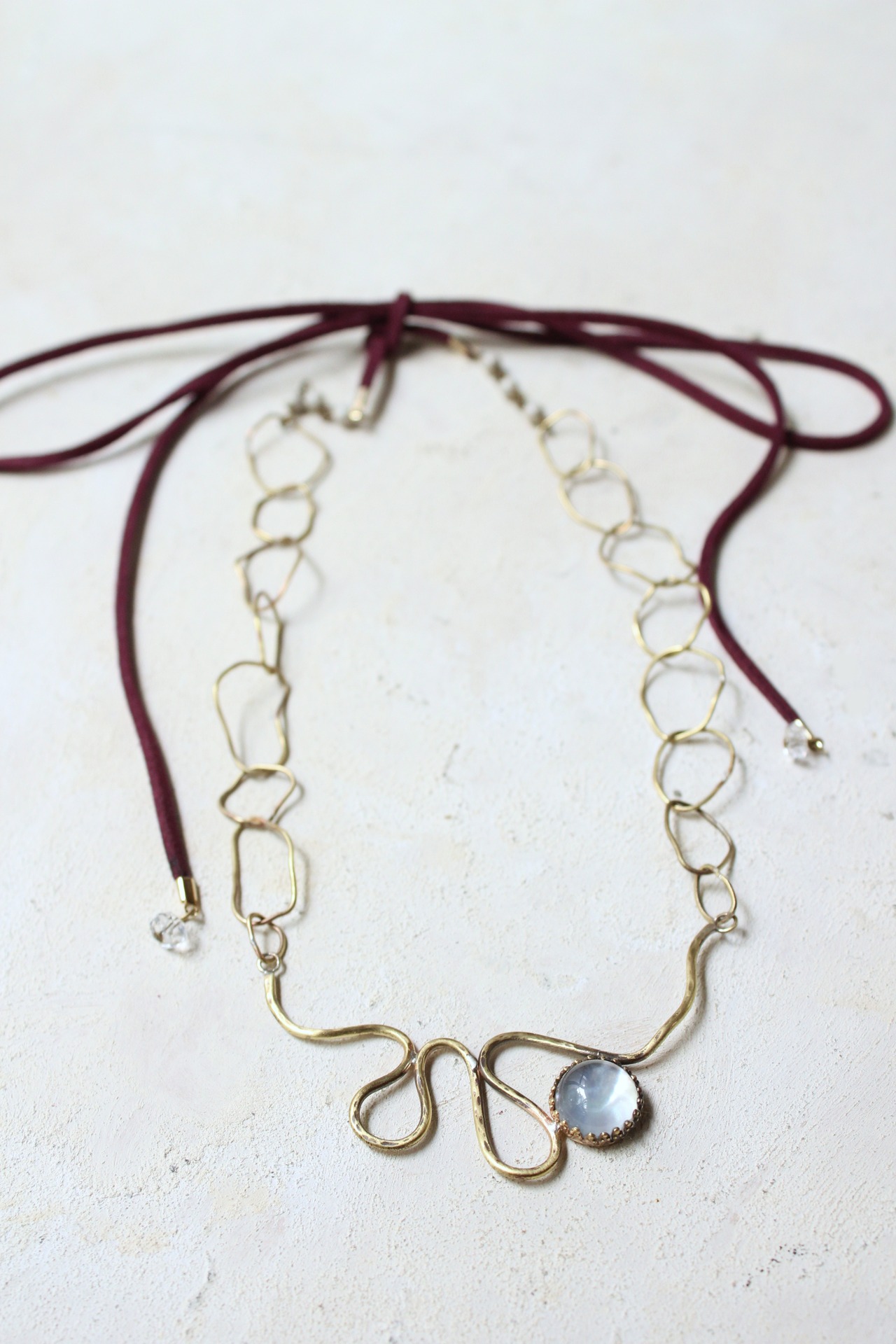 真鍮のぐねぐねネックレス　シェル/クリスタル/北投石