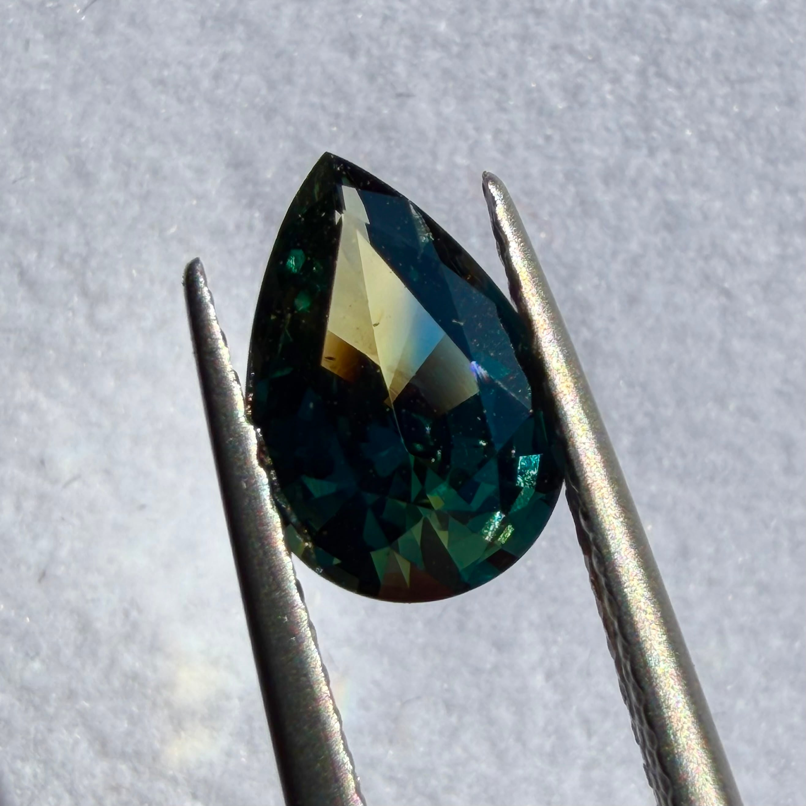 様々な色が見えるティールサファイア