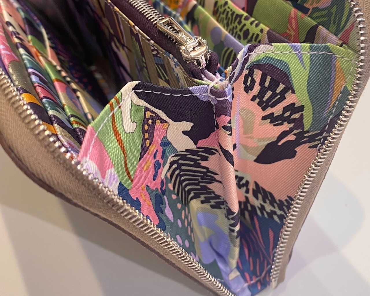 Hermès エルメス アザップシルクインロング 財布 H084387CK-W ETOUPE/CASIS