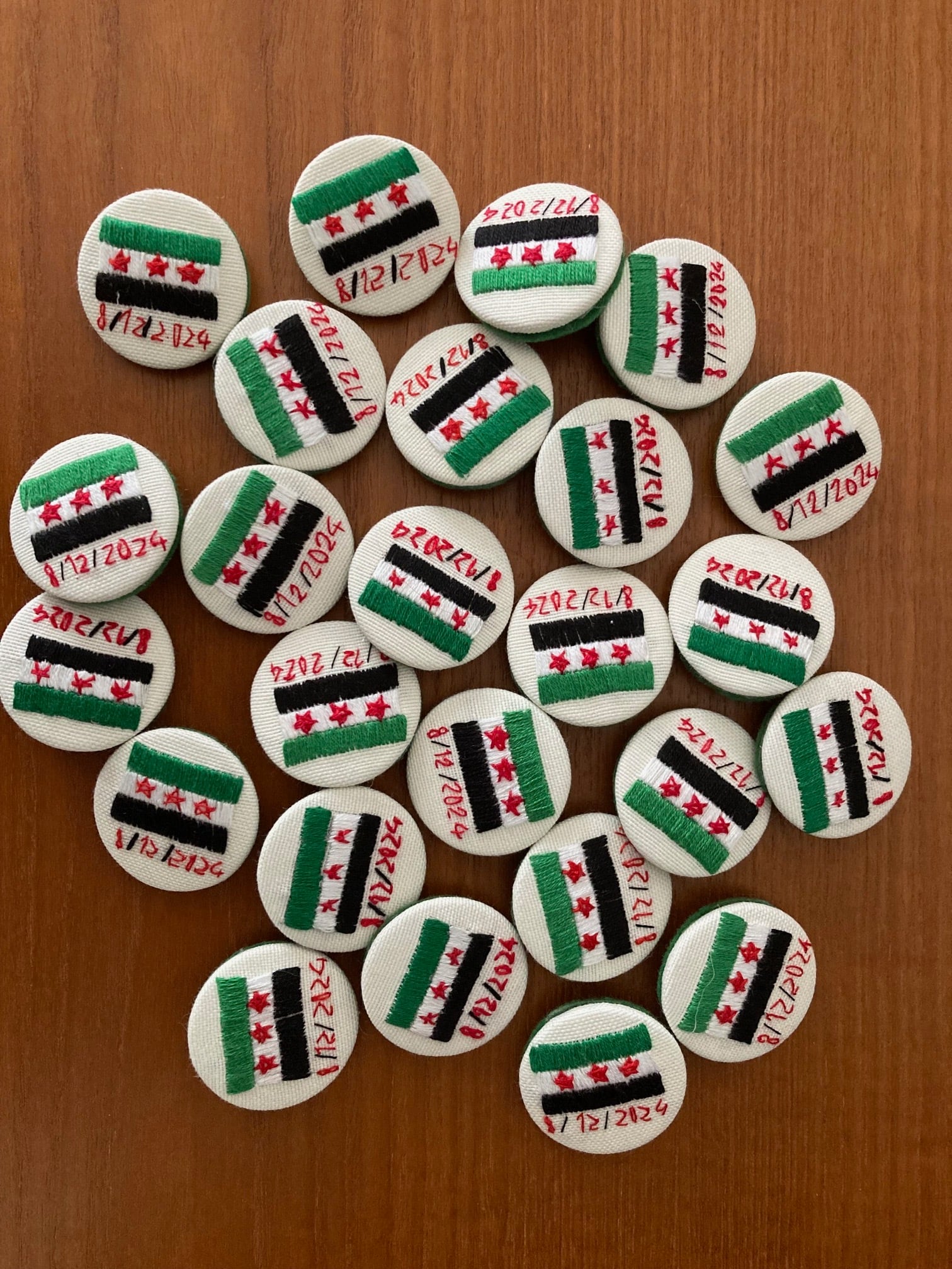 シリア解放記念】 新シリア国旗の刺繍されたくるみボタンブローチ