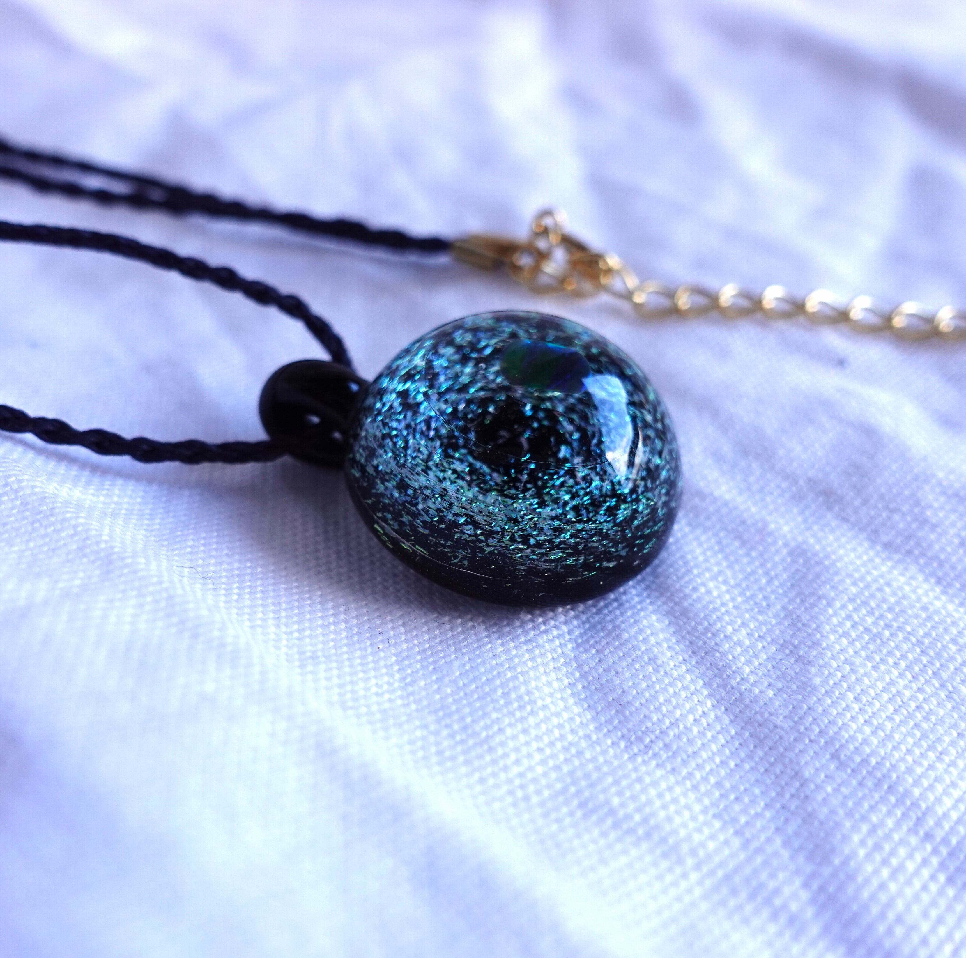 キラキラ ～宇宙のようなガラスの煌めき～ オパール入りペンダント