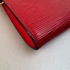 LOUIS VUITTON ルイヴィトン  エピ ポシェットアクセソワール M52947 レザー ハンドバッグ レッド A-10603