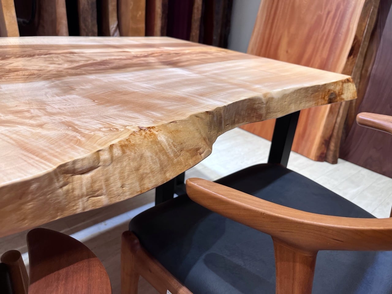 栃（トチ）_1570×890-965-750×50_青山店_テーブル天板/一枚板 231992