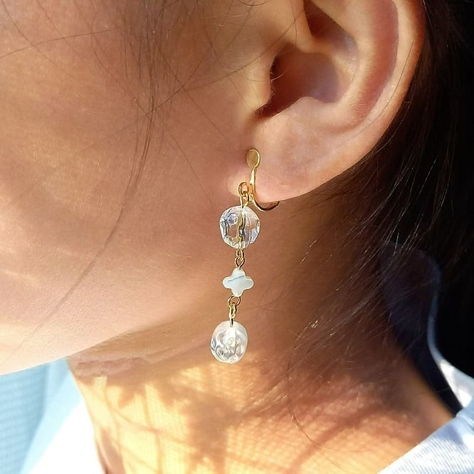 素粒水ビーズイヤリング（マザーオブパール）