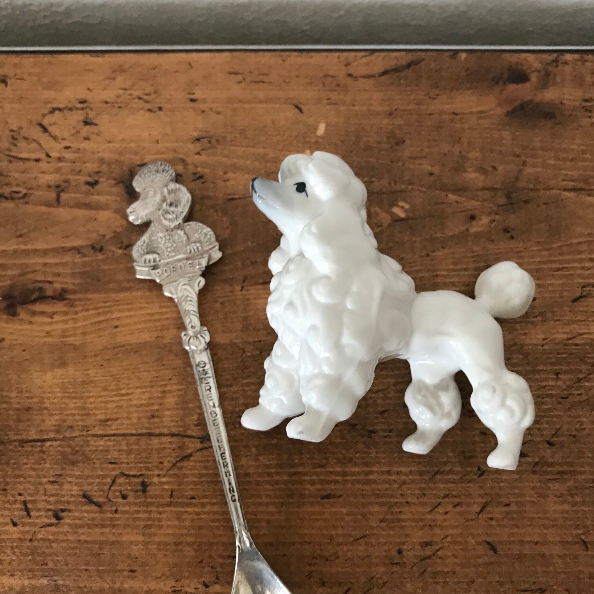 高貴な犬の置物とスプーン