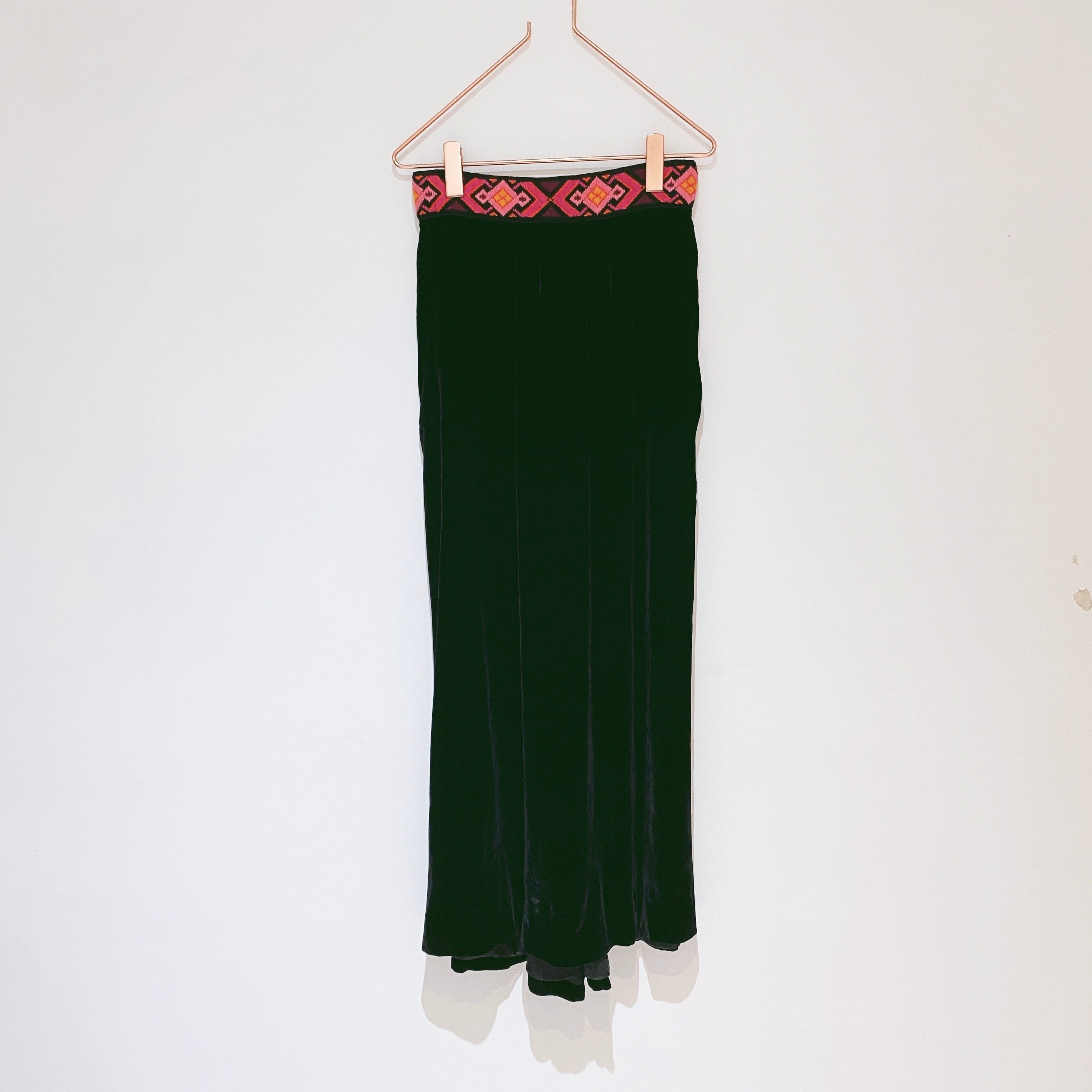 ◼︎70s vintage embroidered velvet maxi skirt from U.S.A◼︎