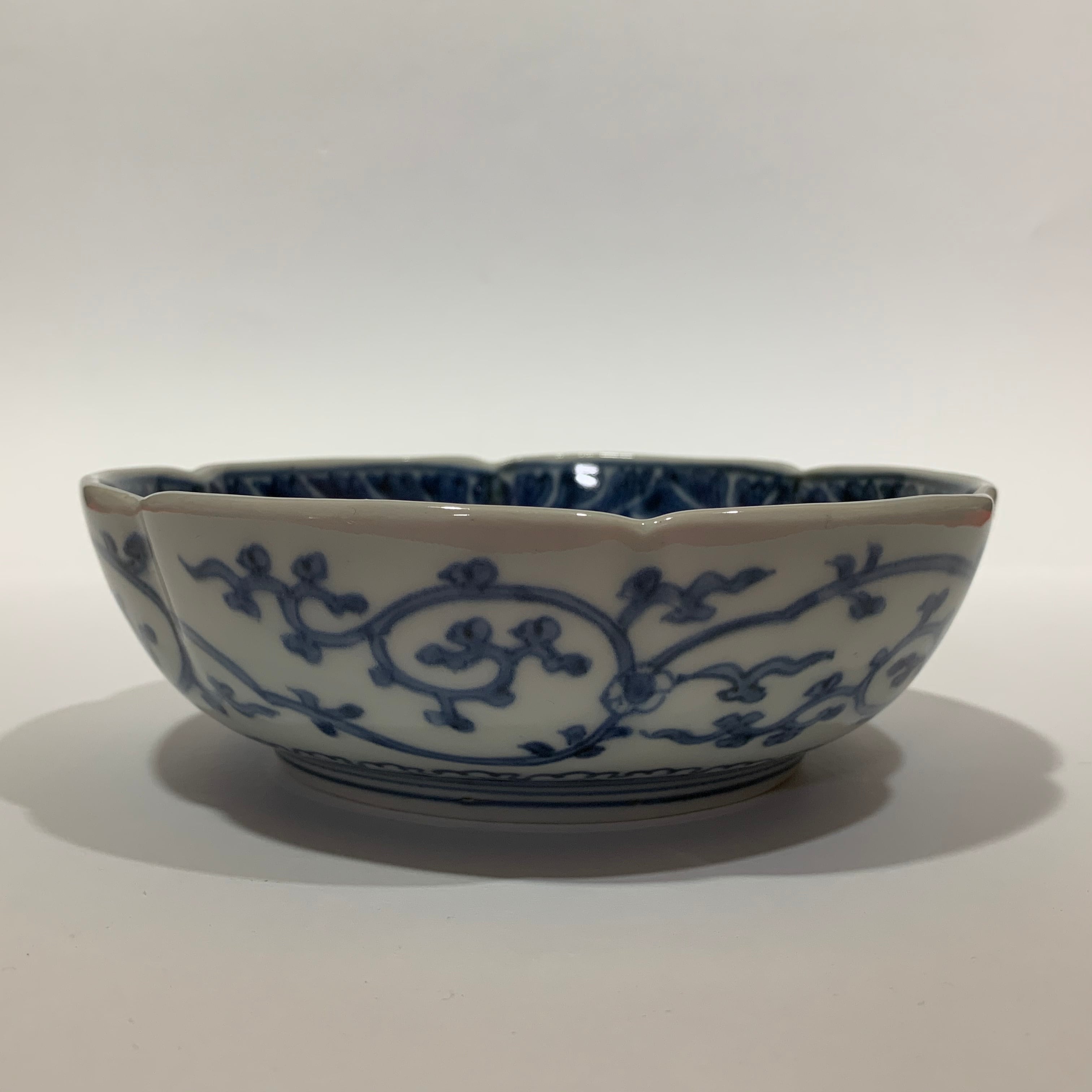 古伊万里 輪花 なます皿 葉唐草模様 成化年製(2) | 粋屋 古伊万里 輪花 なます皿 葉唐草模様 成化年製(2) | 粋屋