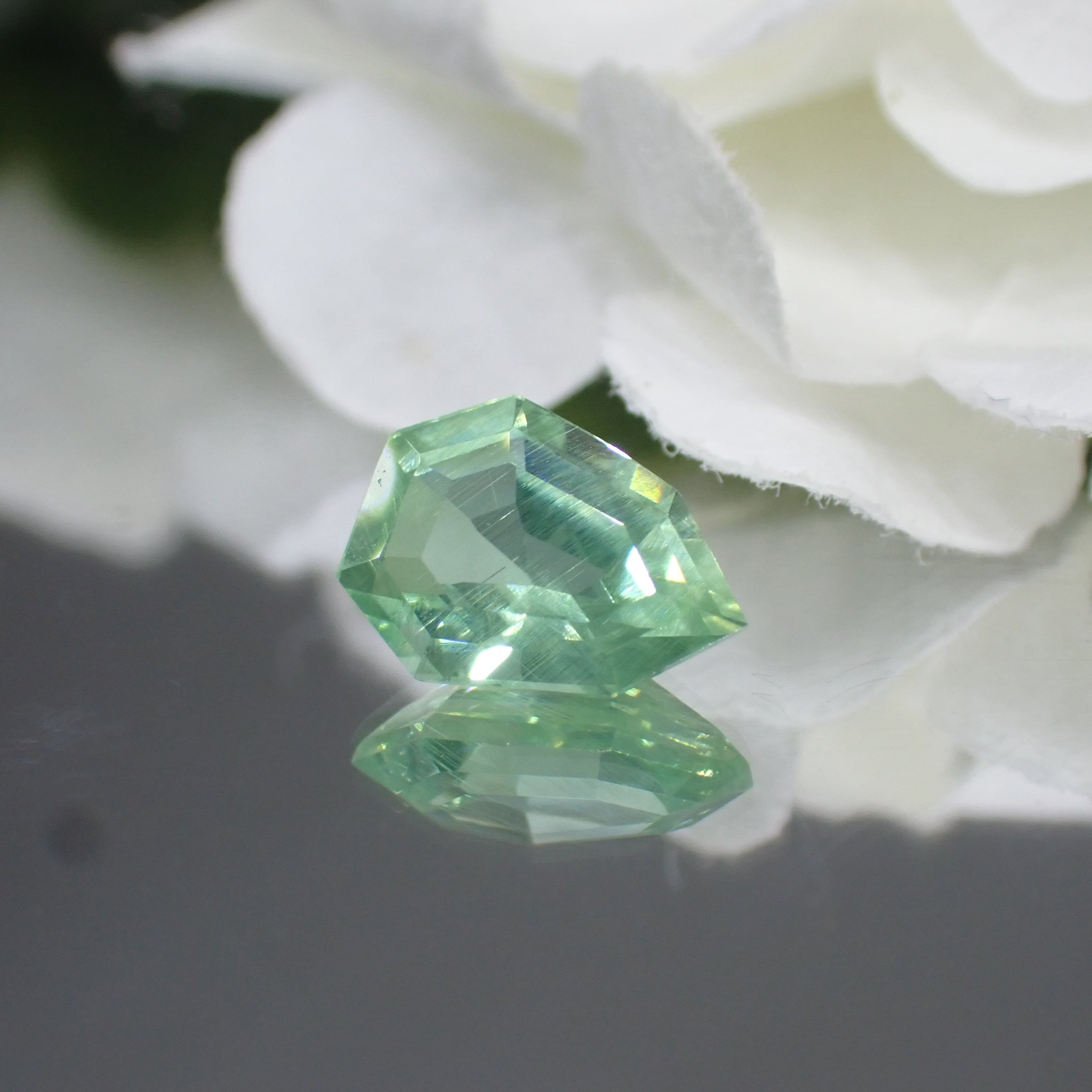 イエロー蛍光☆ミントカラーコーネルピン 0.609ct | 宝石ルース販売