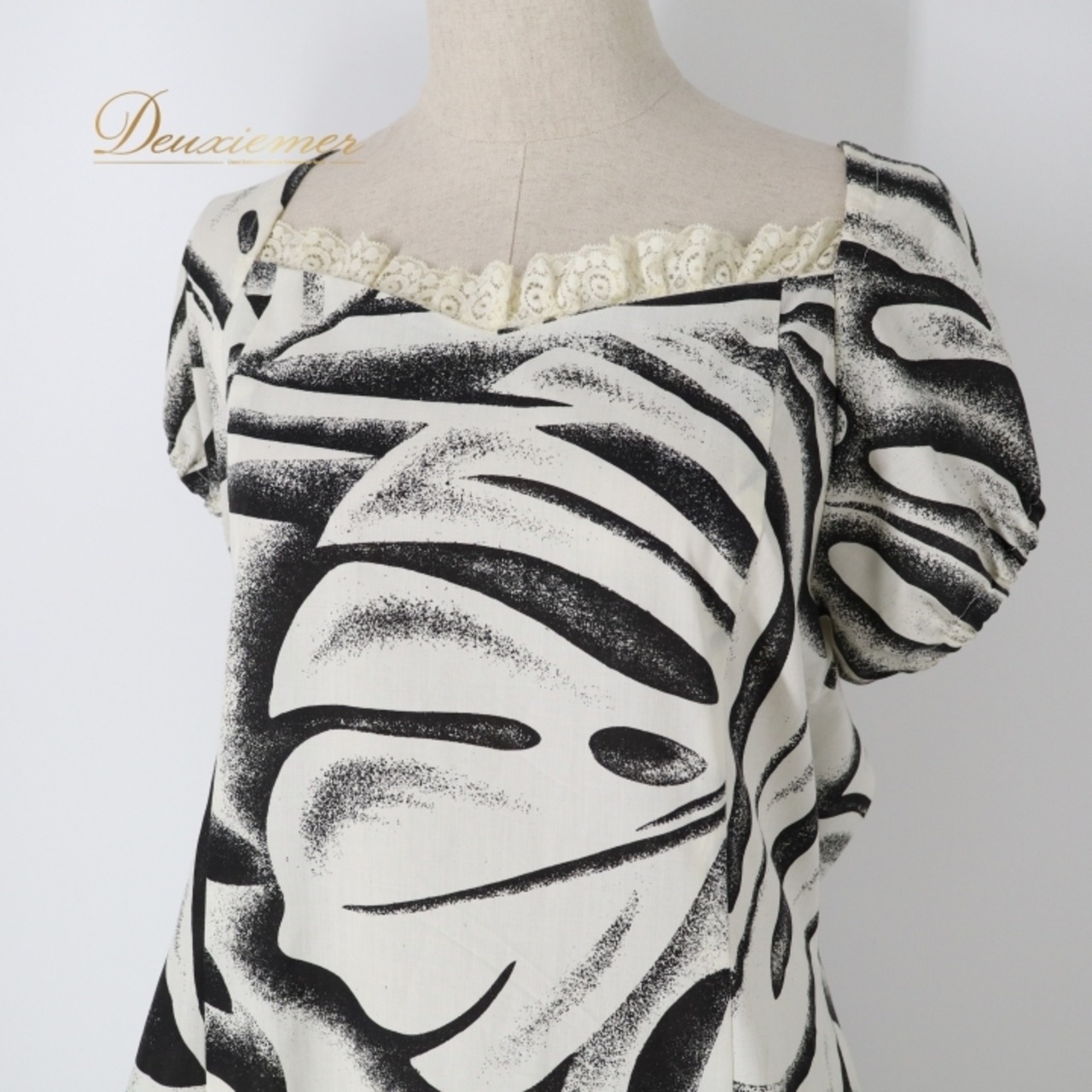 フラダンス 衣装 ワンピース ドレス ホワイト系 モンステラ柄 植物柄 ハワイアンプリント ハワイアン アロハ フラ ダンス レッスン 練習 フリル 付け袖 袖付き セット ブラック系 白 黒 華やか かわいい おしゃれ 上品 大人っぽい モノトーン フラダンス レッスン用ドレス エレガント ふんわり おしゃれ着