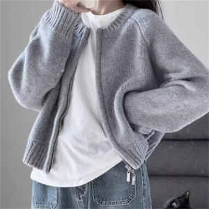【送料無料】 アウター ジャケット 羽織り カーディガン ショート 袖あり 長袖 フレア Aライン 厚手生地 ニット かわいい 大人可愛い 綺麗 シンプル カジュアル 大人 おしゃれ お洒落 大人女子 こなれ感 コンサバ 定番アイテム 体型カバー 無地 秋 冬 30代 40代 レディース クルーネック 女性用 ママ ママ服 デート お出かけ 女子会 お呼ばれ お茶会 授業参観 休日 アウトドア 着回し 普段使い デイリーユース オルチャン 韓国 ファッション オーバーシルエット   萌え袖 垢抜け