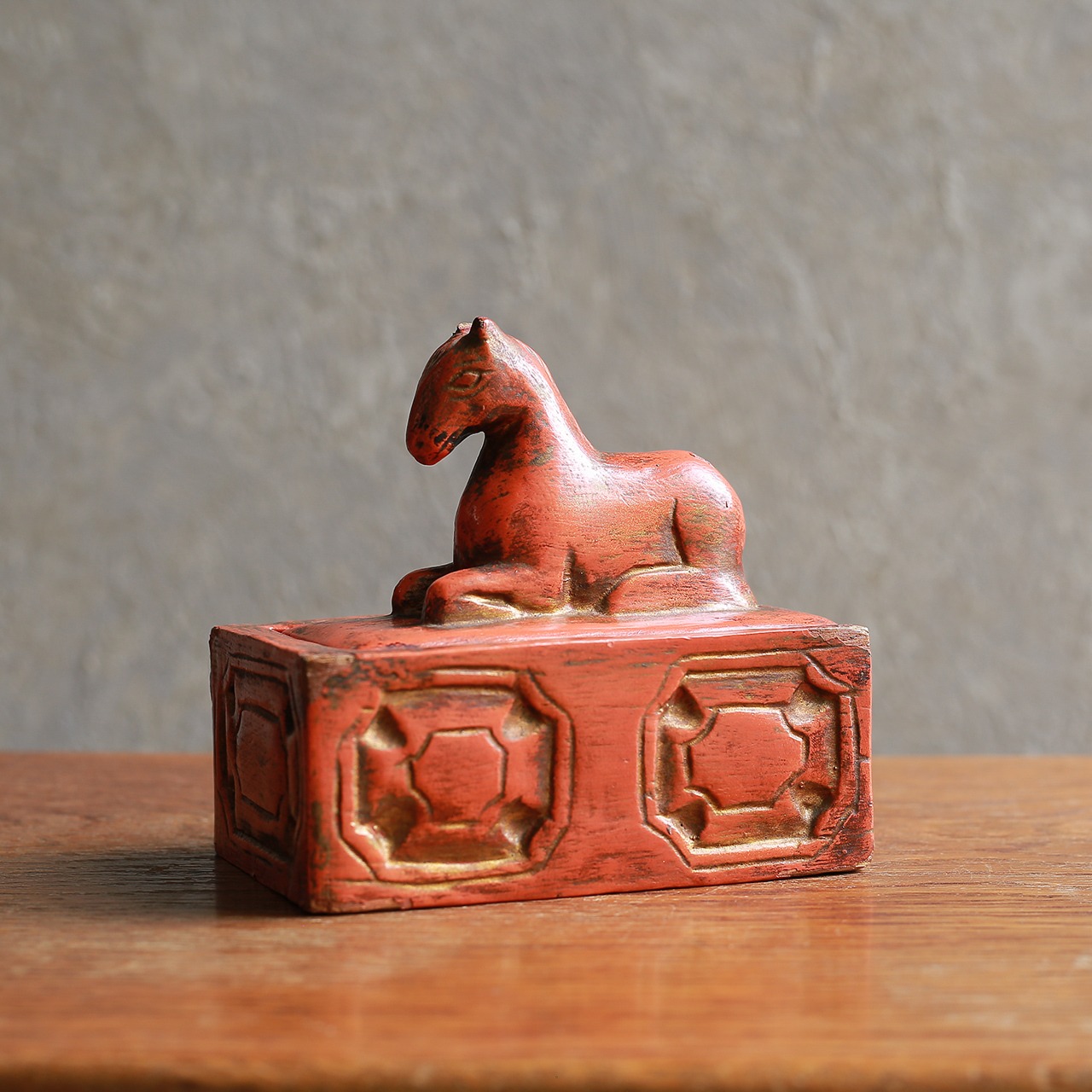 朱色が鮮やかな、味わい深い馬の小物入れ