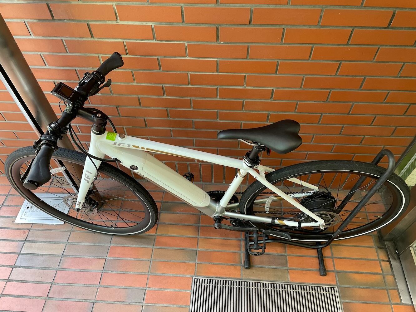 BEEw55) Besv(ベスビー) JF1 サイズM 166~182cm 電動アシスト中古車 E