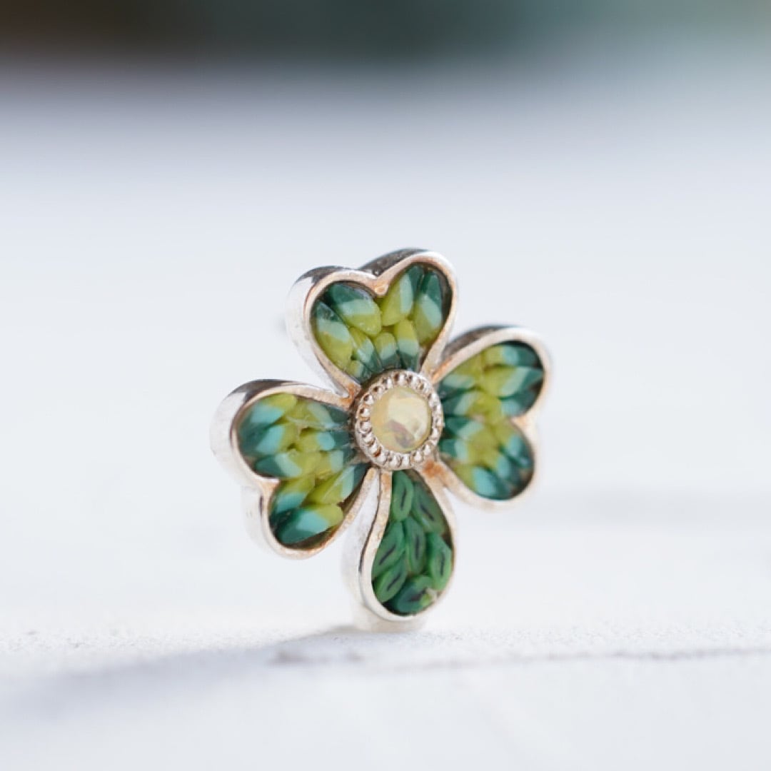 み*こ様 クローバーのブローチ sasakihitomi｜クローバーのブローチ