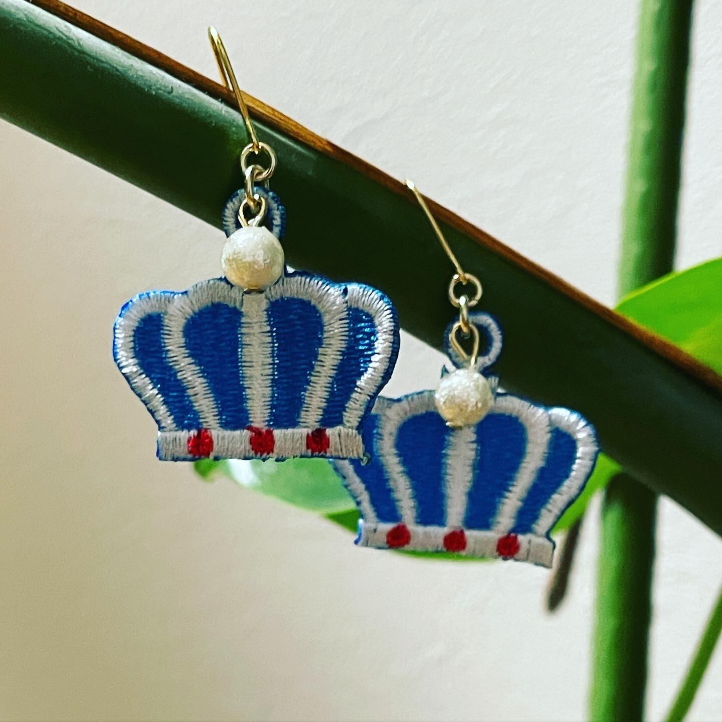 王冠ピアスorイヤリング(ワッペン刺繍) | First Line 王冠ピアスorイヤリング(ワッペン刺繍) | First Line