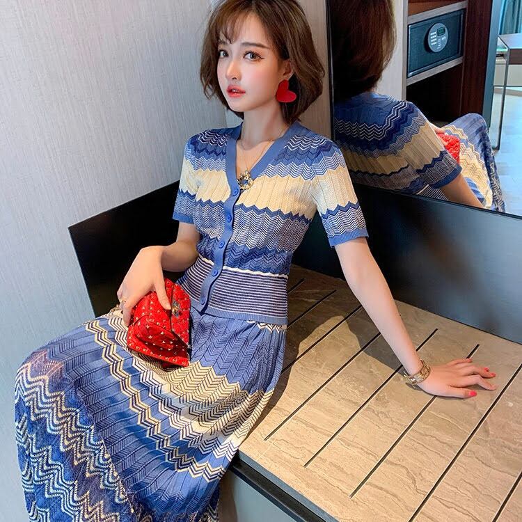 幾何学模様ニットセットアップ Vネックカーディガン＆スカート ブルー