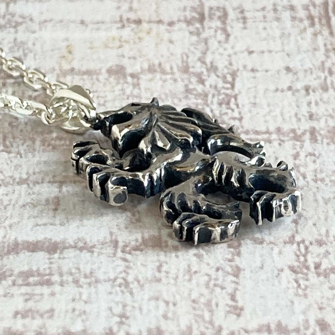 紋章の獅子のペンダント | Dahliacyan/ハンドメイドの革製品と彫金