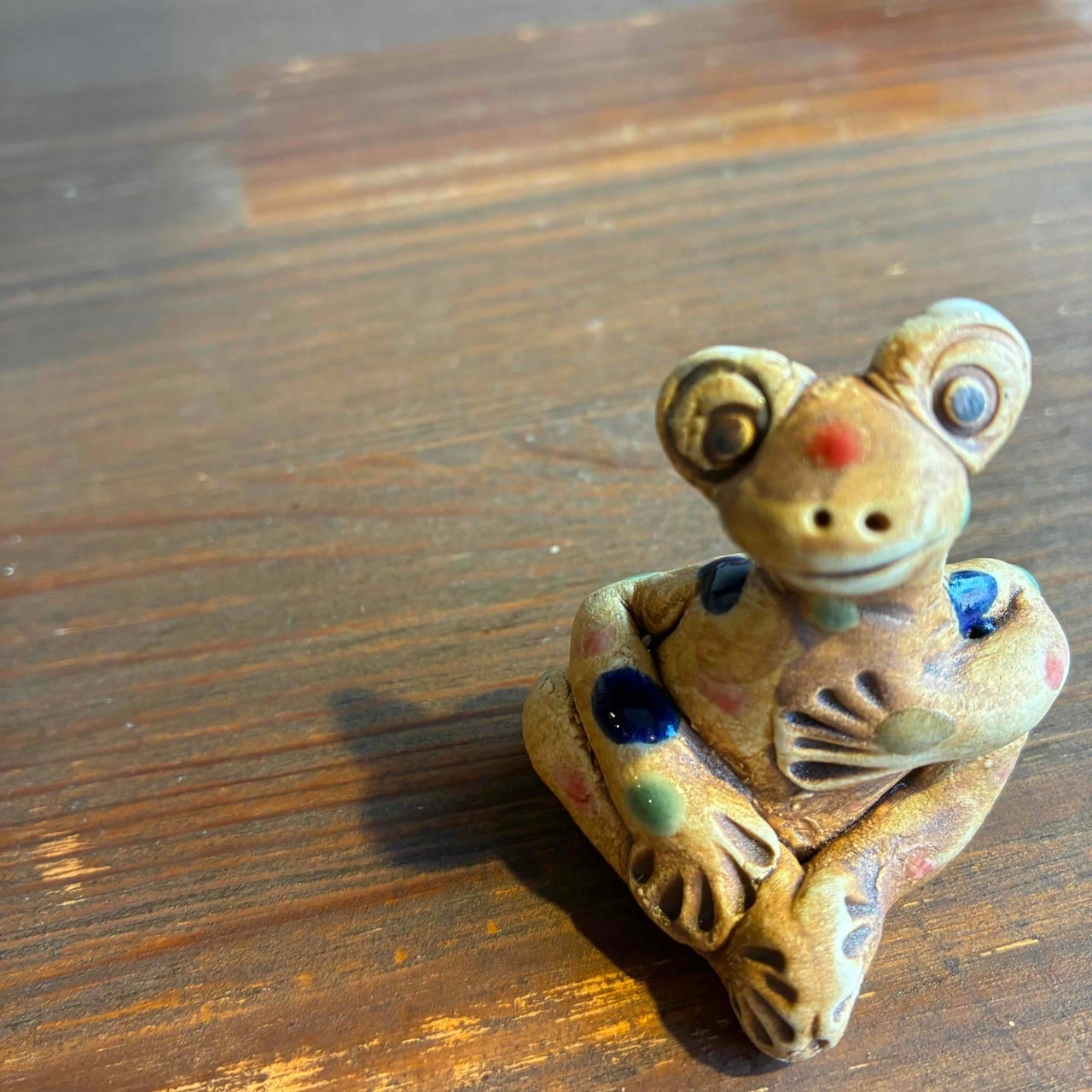 カラフルな「お座りカエル」C