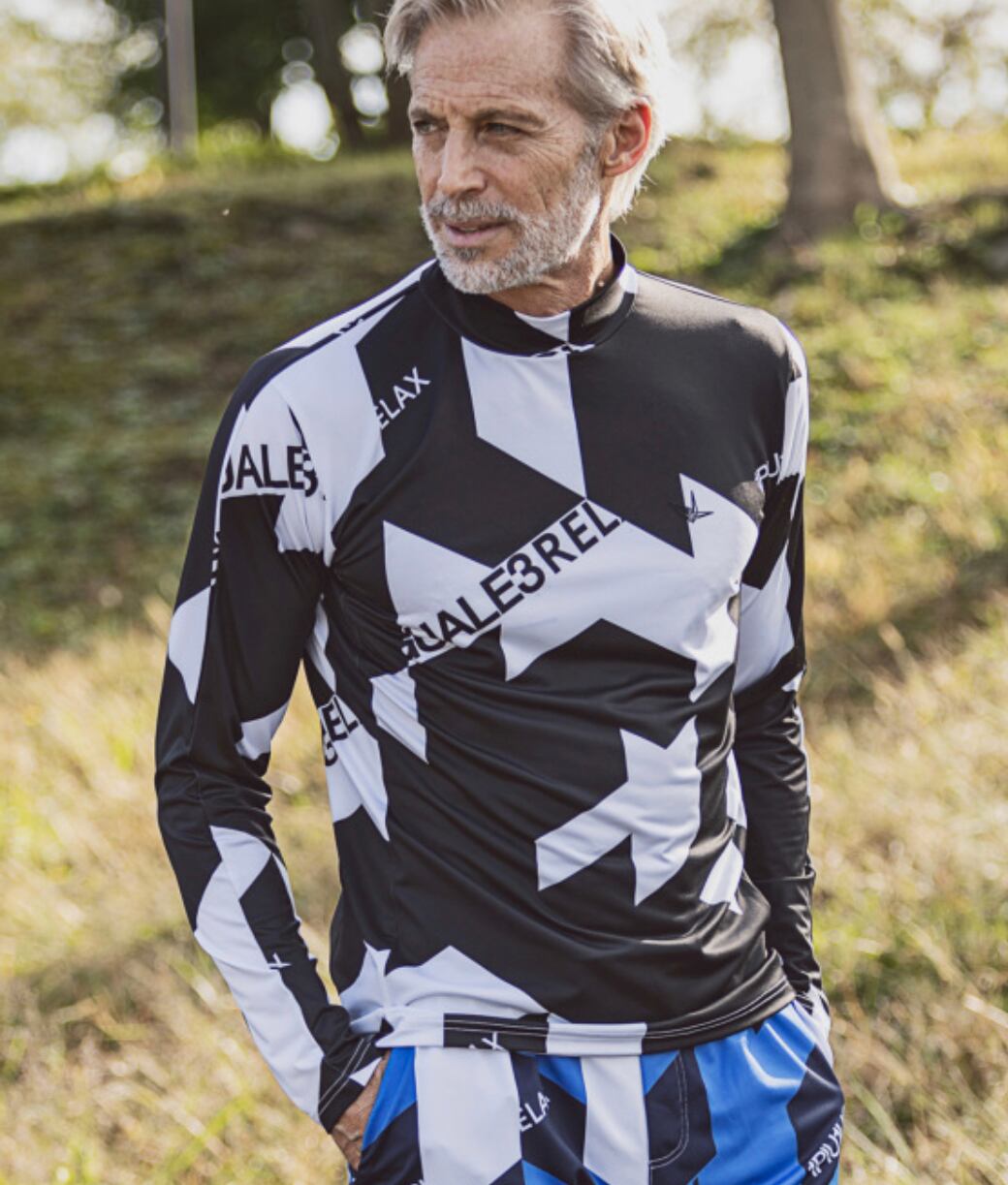 1PIU1UGUALE3 RELAX(ウノピゥウノウグァーレトレ)総柄モックネックラッシュガード(ブラック/ブルー)