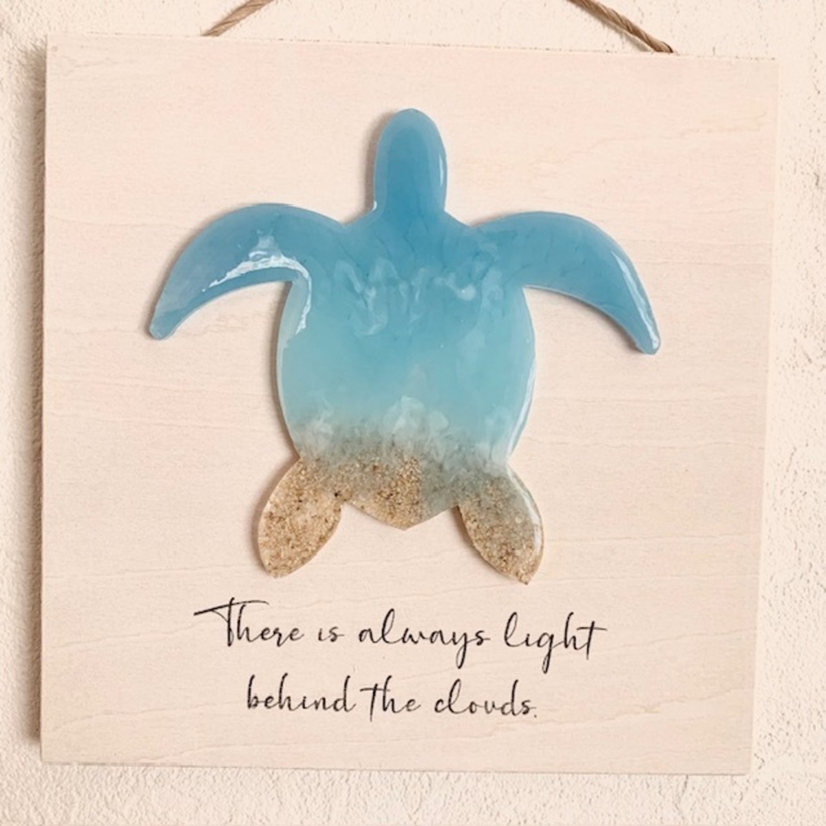 木製壁掛け ウミガメ（レジン）「There is always light behind the 