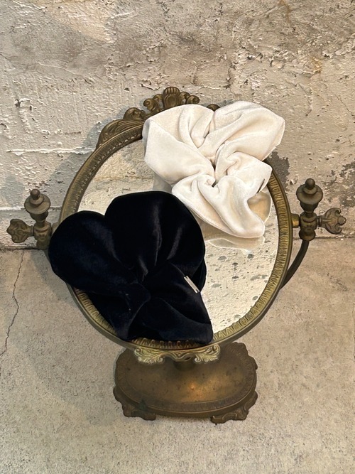 HEYEP  Velour Heart Scrunchie ‒ Medium