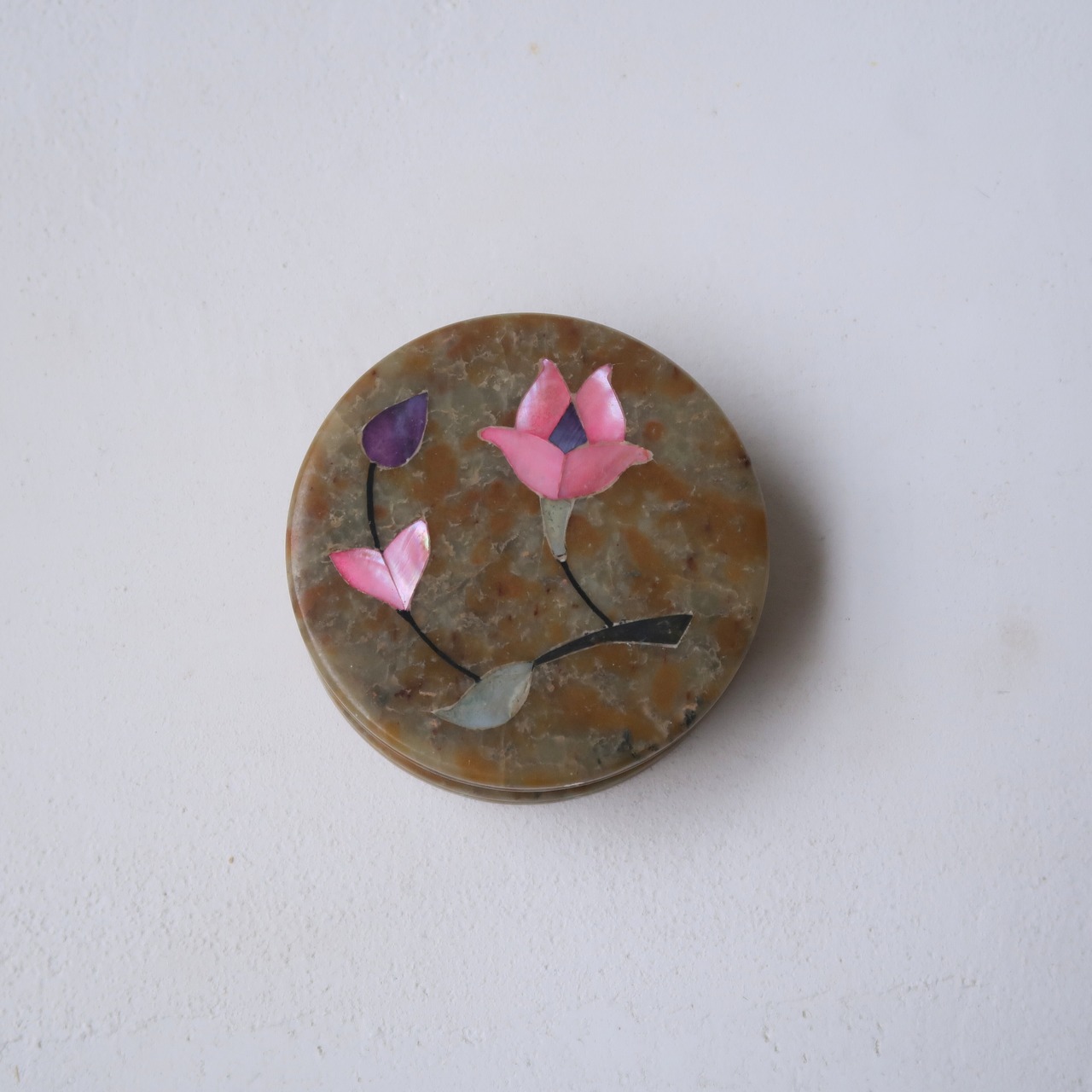 ピンクの丸いお花のケース