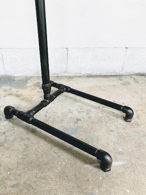 オーダー什器：Slanting iron pipe hanger