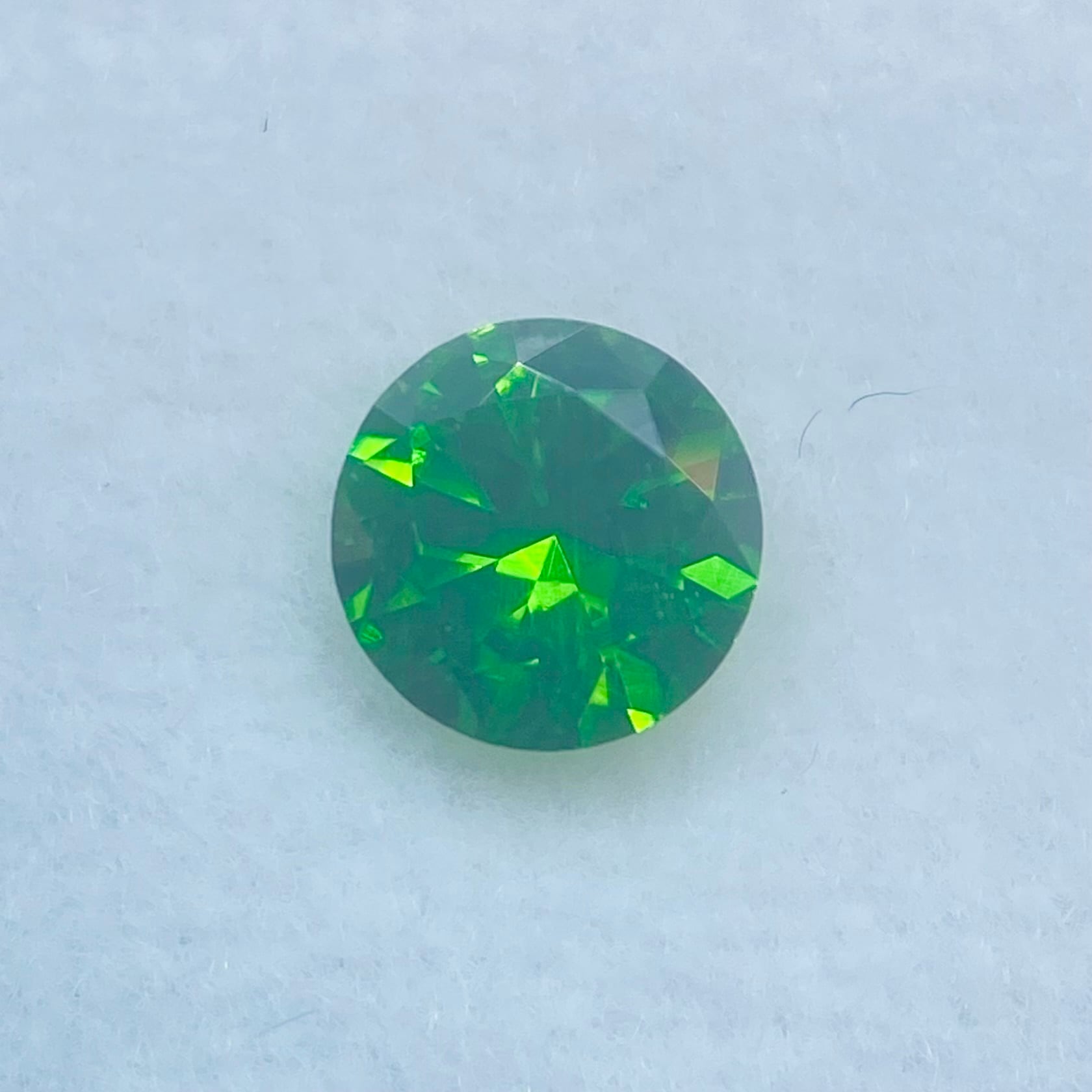 トップカラークオリティのロシア産デマントイドガーネット