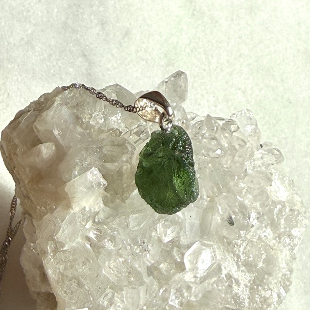 【本場買い付け】【最高品質】【希少石】モルダバイト　ペンダント（革ひも　or　チェーンつき　☆選べます）　NO.8