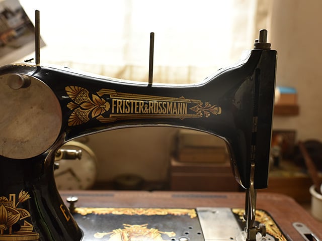 期間限定Sale ! 鍵付き木箱付きのとても美しい古いドイツ製ミシン