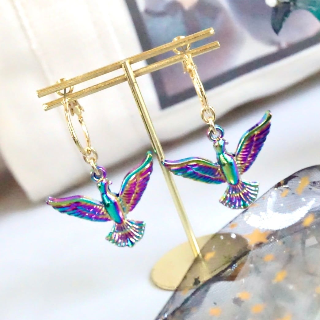 レインボーカラー鳩ピアスorイヤリング | 鳥と鳩のオリジナルグッズ