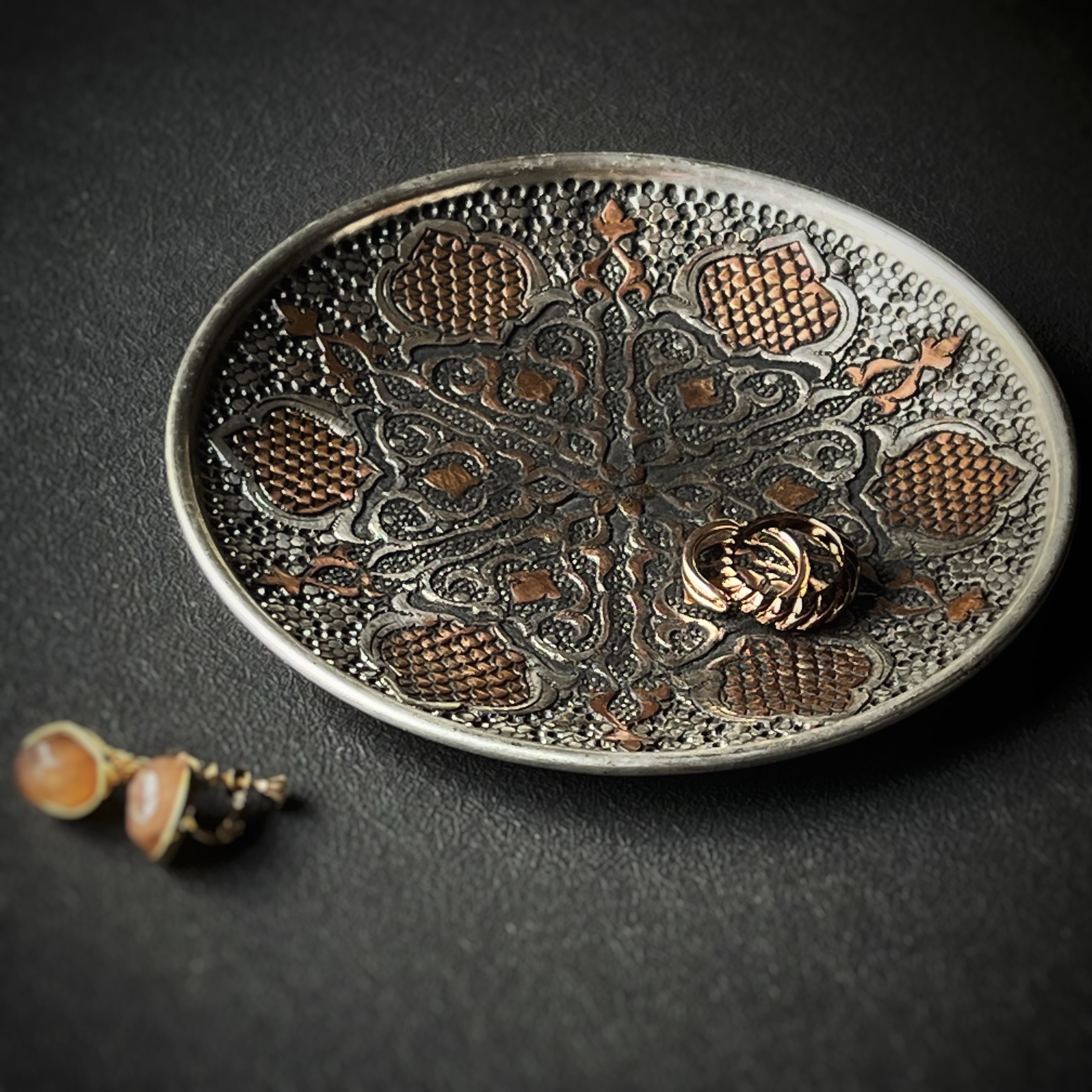 ペルシャ飾皿 金属製花模様皿 直径約20cm ケース付き