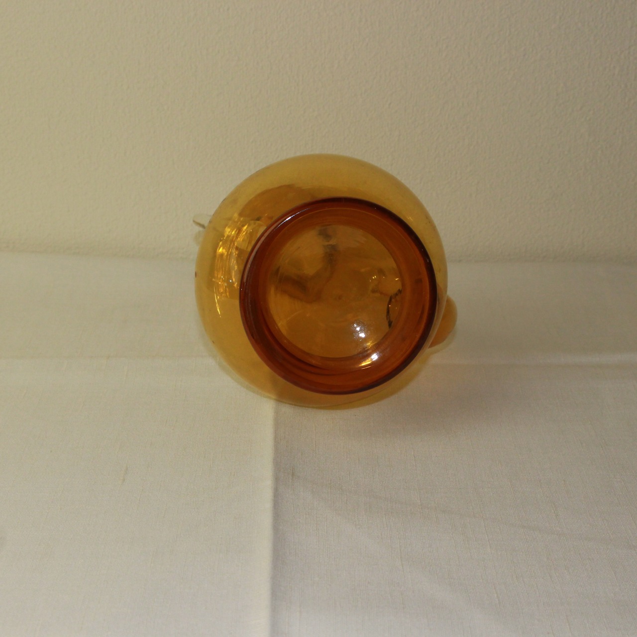 “光をためる” 琥珀色のガラス水差し