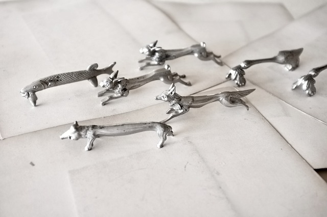 30s フランス 黙想する動物たちとアールデコ的カトラリーレスト 鷺さんと蛙さんb アンティーク