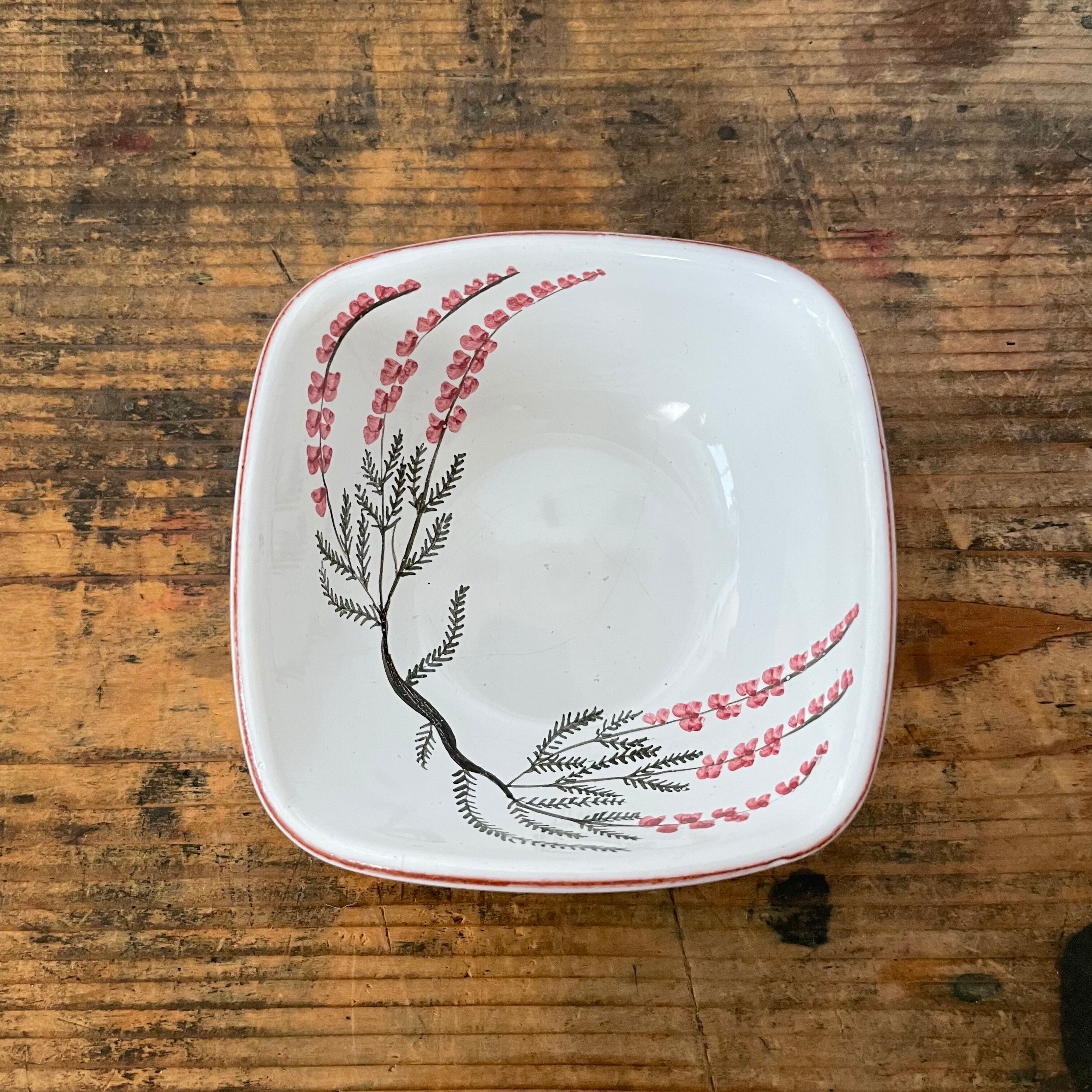 手描きの花模様の陶器